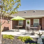 outdoor-area-at-troy-memory-care_kzpggc