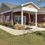troy-assisted-living-back-yard_td64l1