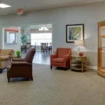 6-resident-loung-with-birdcage-willow-springs-assisted-living