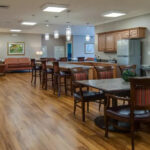 Resident-dining-in-St-Louis-County_r7bvi1
